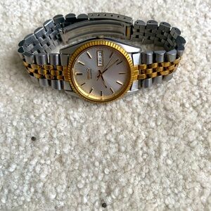 Rare Vintage Seiko analog two tone presidential fluted bezel datejust watch